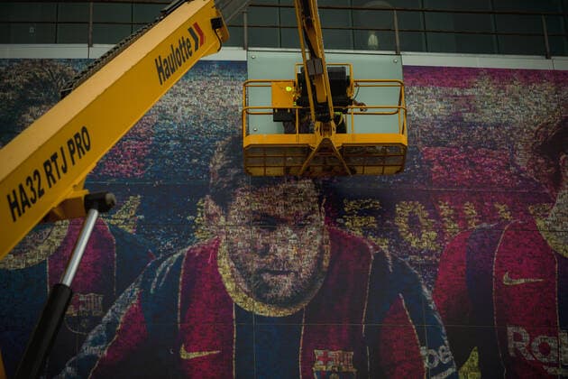 Fußball, FC Barcelona, Arbeiter entfernen das Porträt von Lionel Messi von der Fassade des Camp Nou