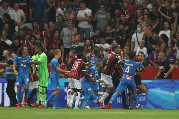 Fußball, OGC Nizza - Olympique Marseille, Spiel muss nach Fan-Tumulten abgebrochen werden