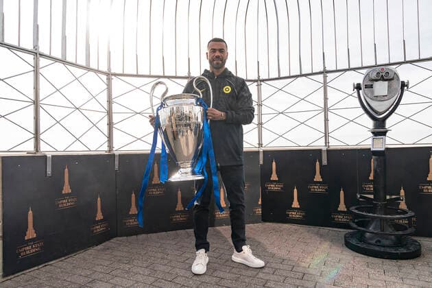 Fußball, FC Chelsea, Ashley Cole mit dem Champions League Pokal auf dem Empire State Building