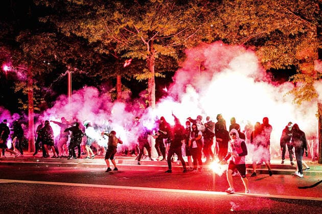 Fußball, Frankreich, Fans der AS Saint-Etienne randalieren nach Abstieg ihres Clubs