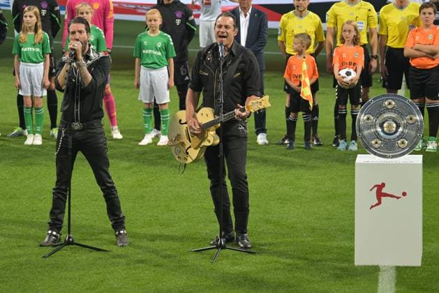 Fußball, Bundesliga-Eröffnungsfeier, The BossHoss singen die Nationalhymne