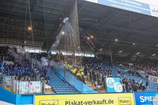 Fußball, 2. BL, FC Hansa Rostock - FC Schalke 04, Spiel unterbrochen - Polizei stürmt Fanblock