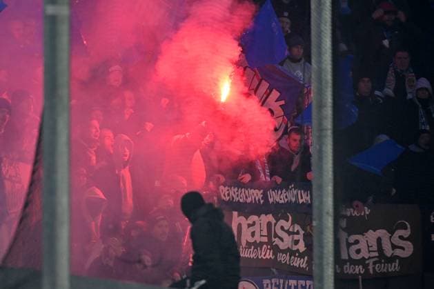 Fußball, 2. BL, SC Paderborn 07 - FC Hansa Rostock - Spielunterbrechung