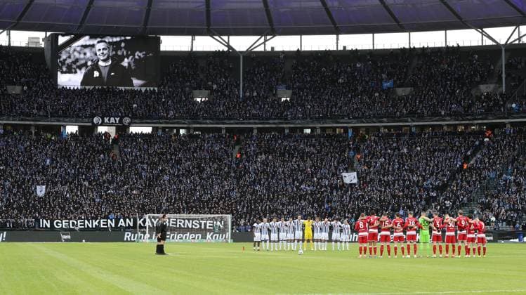 Fußball, 2. BL, Hertha BSC - Fortuna Düsseldorf, Gedenkminute für verstorbenen Kay Bernstein
