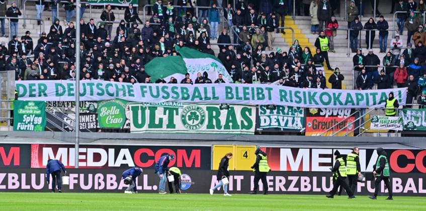Fußball, 2. BL, SC Paderborn 07 - SpVgg Greuther Fürth, Fan-Protestaktion