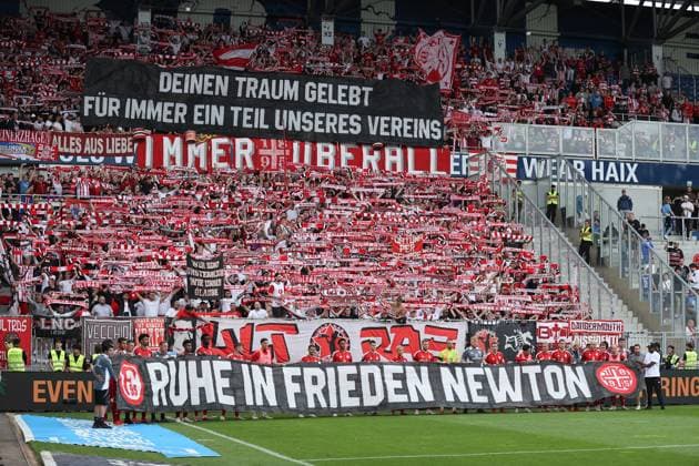 Fußball, 2. BL, SV Darmstadt 98 - Fortuna Düsseldorf, Gedenken an verstorbenen Newton Opoku-Mensah