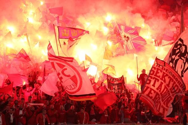 Fußball, 2. BL, Hertha BSC - 1. FC Köln, Fans zünden Pyrotechnik
