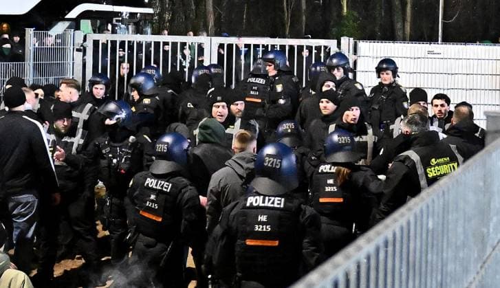Fußball, 2. BL, SV Darmstadt 98 - SC Preußen Münster - Münster Fans geraten mit Polizei aneinander