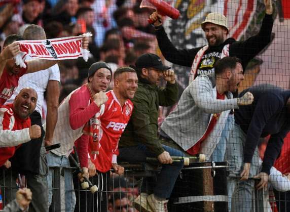 Fußball, 2. BL, 1. FC Köln - Fortuna Düsseldorf, Lukas Podolski als Fan in Kölns Südkurve
