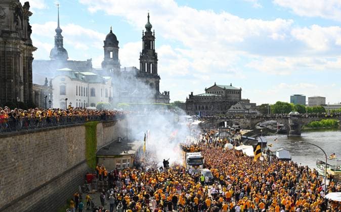 Fußball, Dynamo Dresden feiert Aufstieg in die 2. Bundesliga mit Parade