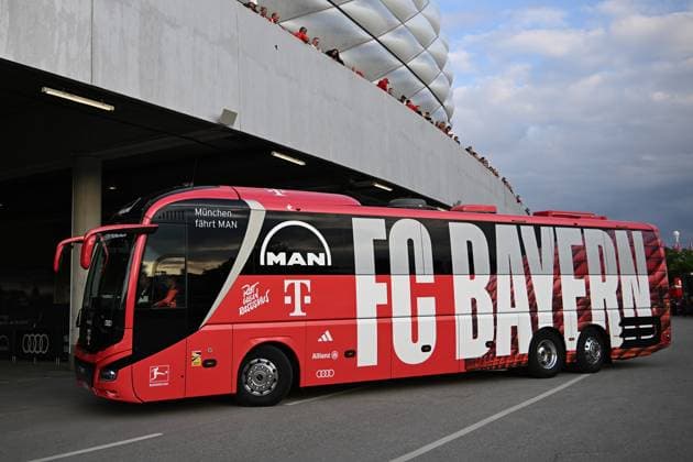 Mannschaftsbus des FC Bayern München in Unfall verwickelt - Archivbilder