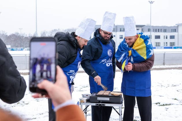 Fußball, 2. BL, FC Schalke 04 Training, Fans grillen Cevapcici für Edin Dzeko