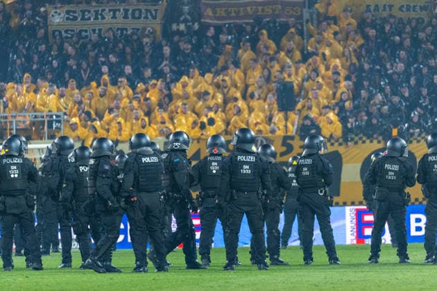 Fußball, 2. BL, Dynamo Dresden - Hertha BSC, Fanausschreitungen, Spiel unterbrochen
