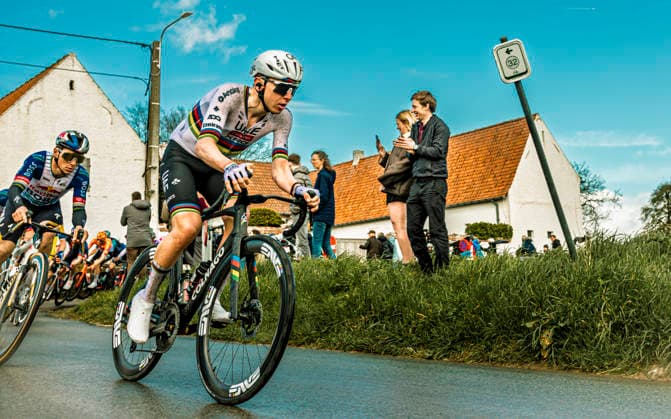 Radsport, Tadej Pogacar und anderen Profis droht Führerscheinverlust wegen roter Ampel bei Flandern-Rundfahrt, Archivbilder