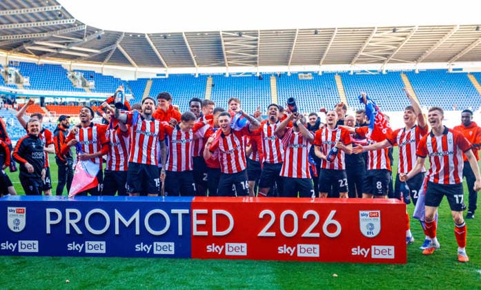 Fußball, England, Lincoln City feiert Aufstieg nach Sieg gegen FC Reading