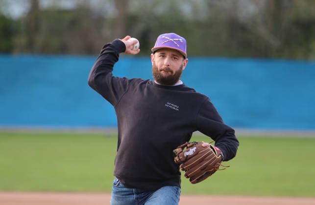 Baseball, BL, Hamburg Stealers - Dortmund Wanderers, First Pitch durch Chris Rodriguez