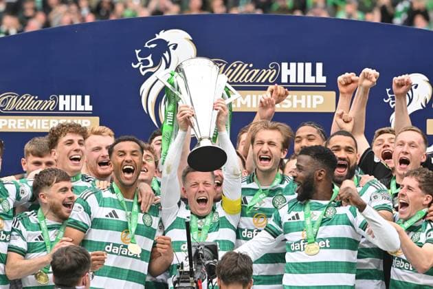 Fußball, Scottish Premiership, Celtic Glasgow feiert Meisterschaft nach Sieg gegen Heart of Midlothian