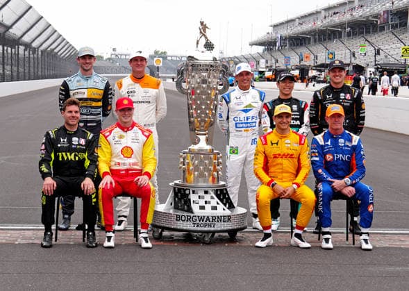 Motorsport, IndyCar, Indy 500 in Indianapolis, Fahrer posieren mit der Trophäe, Fotoshooting
