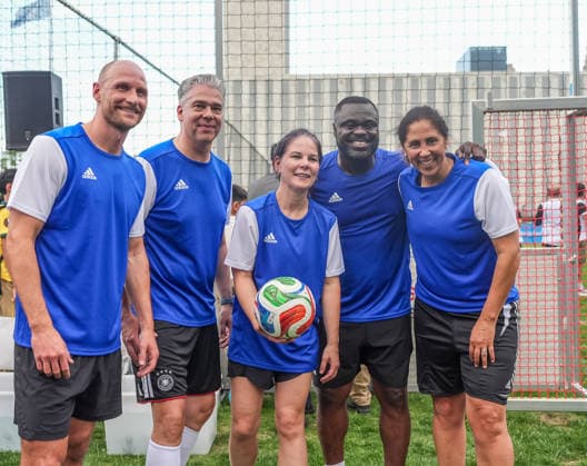 Fußball, Annalena Baerbock nimmt an Fußballspiel in New York teil
