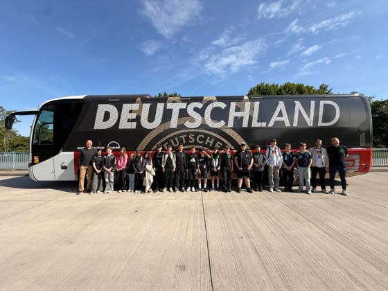 Fußball AG der Martin-Buber Schule Groß-Gerau erhält Führung auf DFB Campus