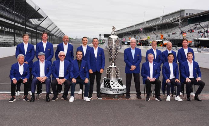 Motorsport, IndyCar, Indy 500 in Indianapolis, Ehemalige Gewinner posieren mit der Trophäe, Fotoshooting