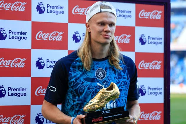 Fußball, England, Manchester City - Aston Villa, Erling Haaland bekommt den Goldenen Schuh