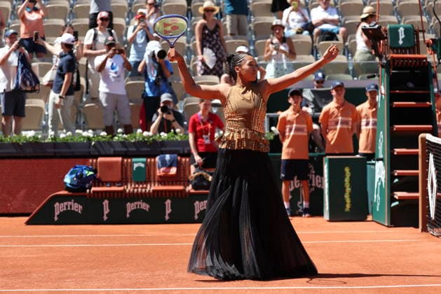 Tennis, French Open, Tag 3, Naomi Osaka mit extravagantem Outfit