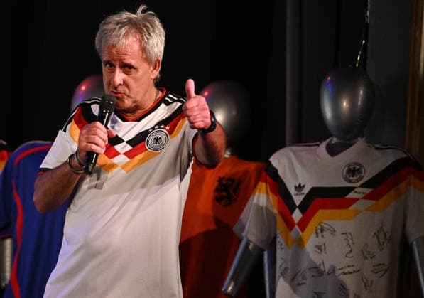 Litti macht Theater mit Pierre Littbarski in Köln