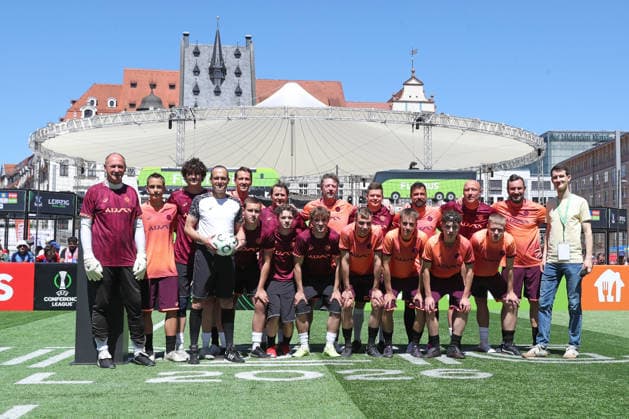 Fußball, ECL, Finale, Crystal Palace - Rayo Vallecano, Fan Festival auf dem Marktplatz in Leipzig