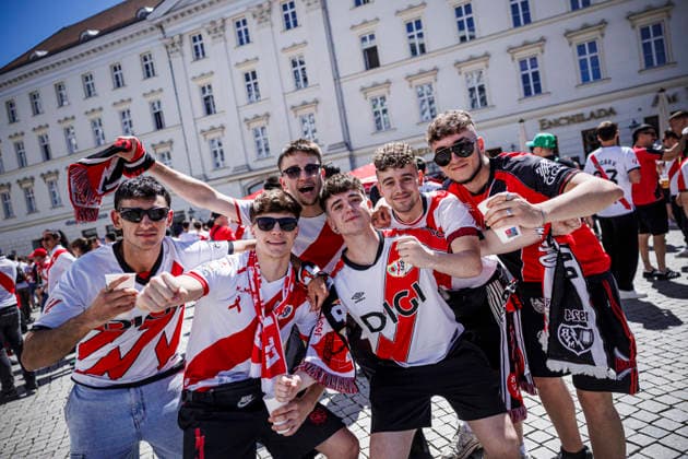 Fußball, ECL, Final, Crystal Palace - Rayo Vallecano, Fans in der Leipziger Innenstadt
