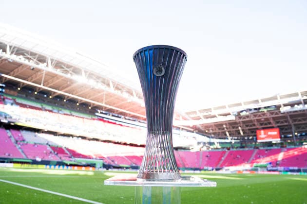 Fußball, ECL, Finale, Crystal Palace - Rayo Vallecano, Pokal und Stadion in Leipzig
