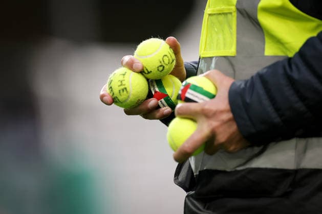 Fußball, Länderspiel, Irland - Katar, Tennisball-Protestaktion