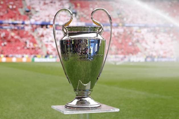 Fußball, CL, Finale in Budapest, Paris St. Germain - FC Arsenal, DIe Trophäe
