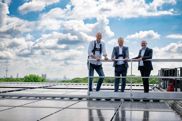 Fußball, 1. BL, 1. FC Köln, Photovoltaik-Anlage auf dem Dach des RheinEnergieStadions, Pressetermin