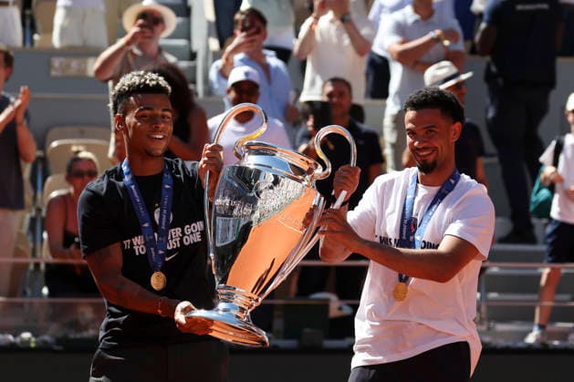 Fußball, Champions League Sieger Paris St. Germain präsentiert die Trophäe bei den French Open