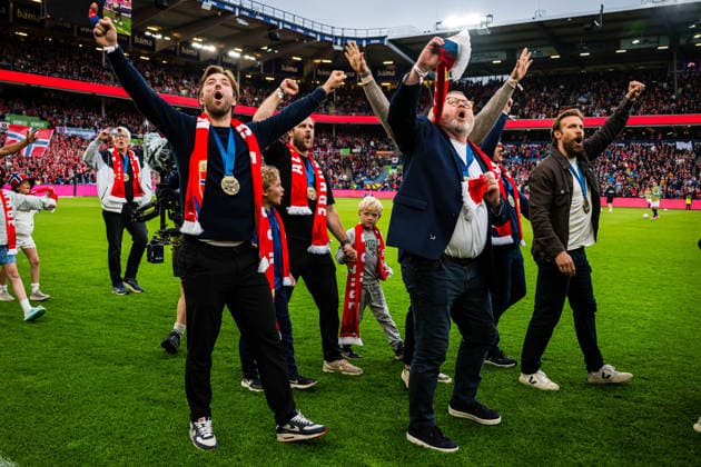 Eishockey, Norwegens Nationalteam feiert WM-Bronze beim Fußball-Testspiel gegen Schweden in Oslo