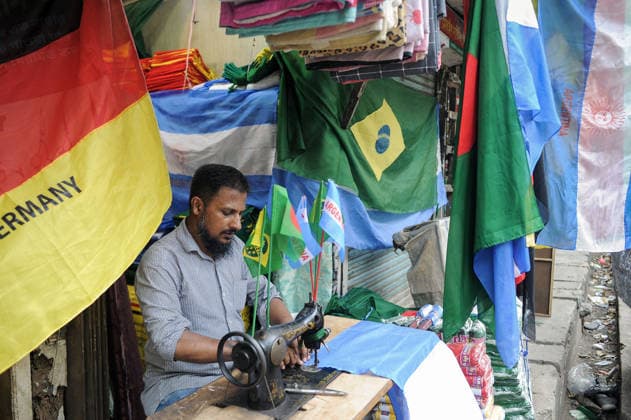 Fußball, FIFA WM 2026,Herstellung von Nationalmannschaftsflaggen in Bangladesch