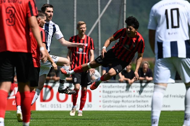 Fußball, Spitzenschiedsrichter Deniz Aytekin pfeift das Testspiel SV Gloria Weilersbach gegen TSV Germania Kirchehrenbach