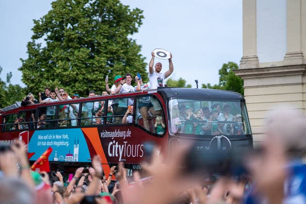 Handball, HBL, Deutscher Meister SC Magdeburg, Meisterfeier, Parade und Eintrag ins Goldene Buch der Stadt