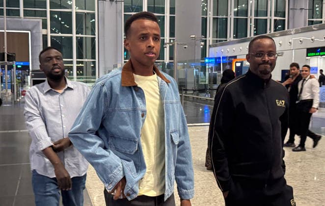 Fußball, FIFA WM 2026, Schiedsrichter Omar Artan am Flughafen Istanbul