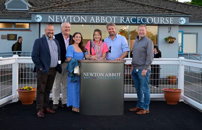 Pferdesport, Galopp, Hindernis, Renntag in Newton Abbot
