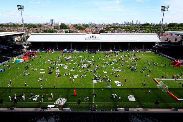 Fußball, England, FC Fulham, Picknick auf dem Rasen des Craven Cottage