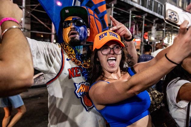 Basketball, NBA Finals, Fans der New York Knicks feiern auf den Straßen