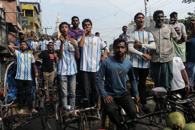 Bangladesch, Menschen in Chattogram verfolgen die FIFA Fußball WM 2026, Argentinien - Algerien