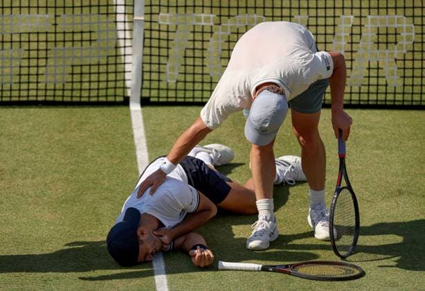 Tennis, ATP-Turnier in London, Queens Club - Francisco Cerundolo nach Treffer von Arthur Fery am Boden