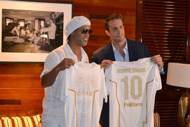 Fußball, Ronaldinho unterschreibt Vertrag bei italienischem Drittligisten FC Ravenna