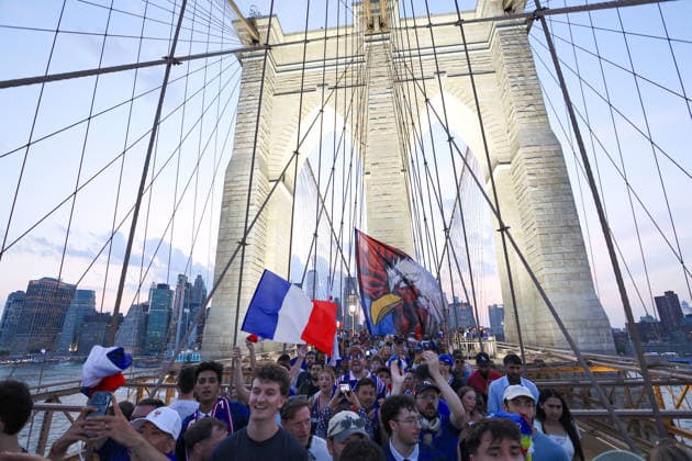 Fußball, FIFA WM 2026, Französische Fans auf der Brooklyn Bridge in New York
