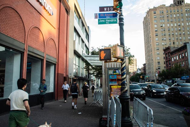 Basketball, NBA, Schilder mit Spielernamen der New York Knicks an Straßenschildern in New York