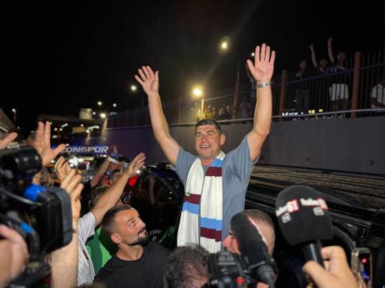 Fußball, Trabzonspor Fans begrüßen Neuzugänge
