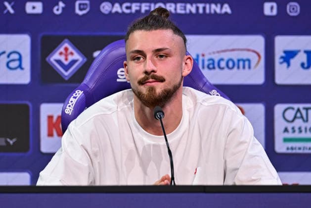 Fußball, Italien, AC Florenz präsentiert Neuzugang Radu Dragusin